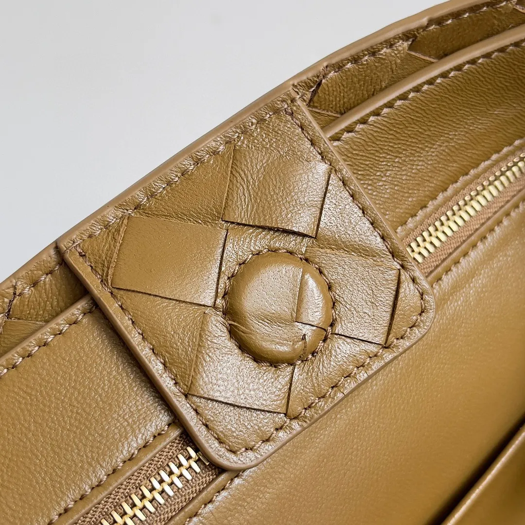 The 2023 new Andiamo batch of 1960 BV has been shipped‼ ️Really popular🔥The new Andiamo woven handbag launched by Bottega Veneta this season is really popular all over the world! ! Celebrities at home and abroad have worn it, and Oscar-winning actress Michelle Yeoh has taken it out on the street. Song Jia, Trai Yara, Yu Feihong, Sanji Ayaka, Rosie Hunting-Whiteley, Yoshioka Riho, etc. have all picked up this bag. It is classic and versatile, showing off its temperament, and the bag capacity is also large, which is very convenient for daily commuting! ! A variety of carrying methods, the shoulder straps can be adjusted by yourself, the original lambskin feels soft and delicate, and the neutral style is made to break gender boundaries and bring a more practical and longer-lasting use experience. Andiamo, which has both elegant and casual styles, perfectly interprets the true appearance of "fashionable old money style". Style number: 743568 (suede) Size: 25*22*10.5cm